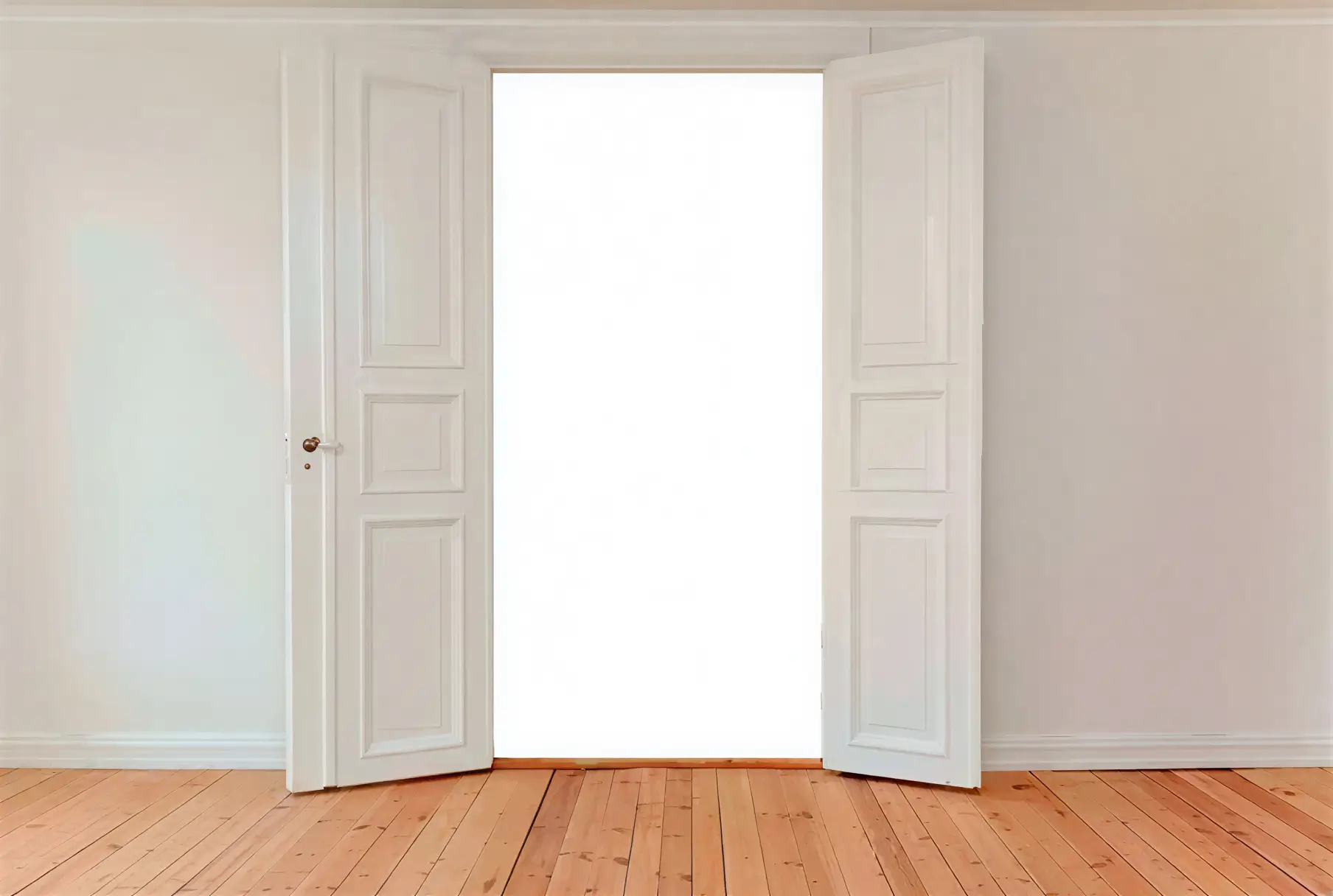 Los Pintores Ávila lacando puerta interior en blanco con acabado profesional