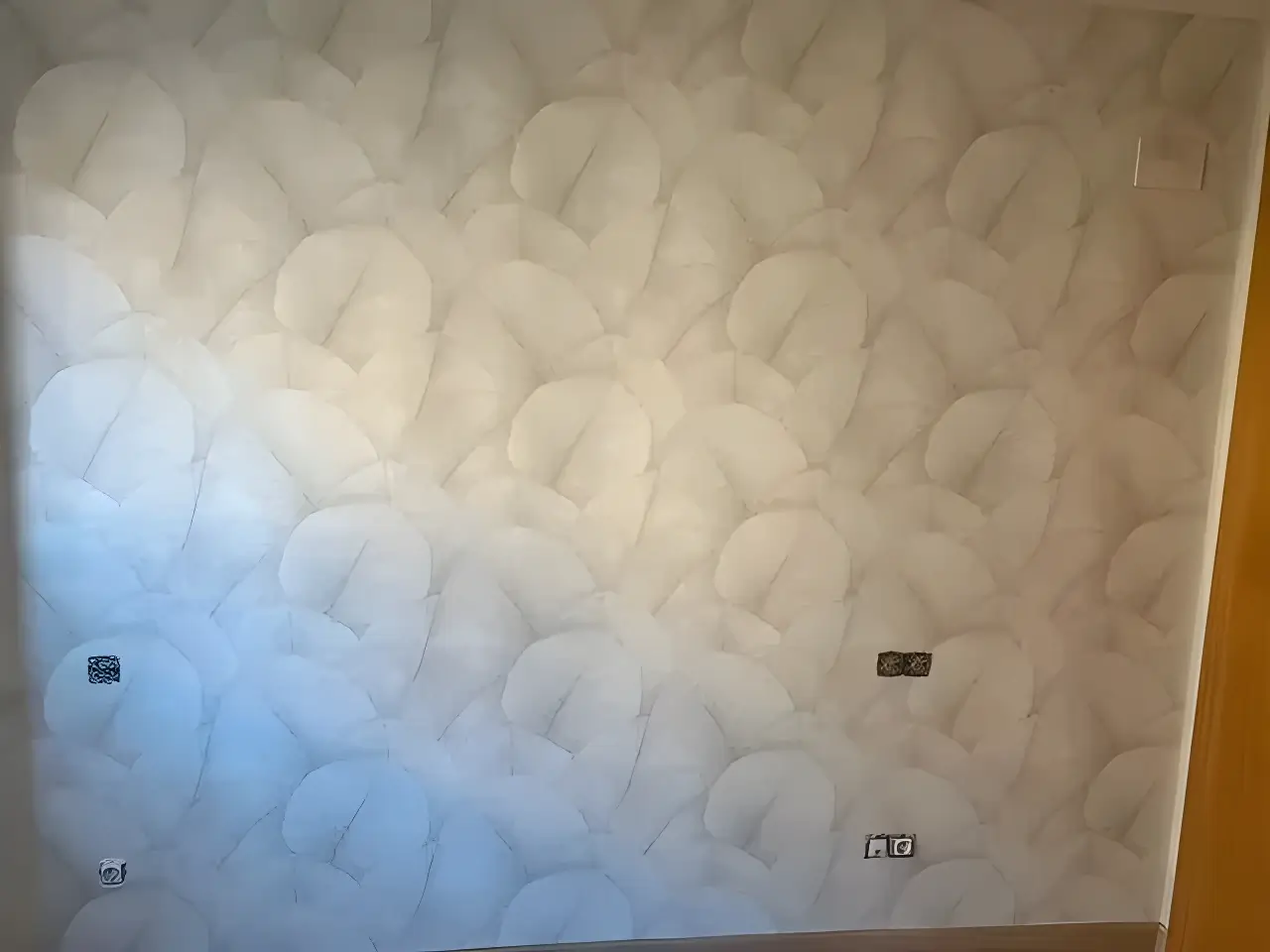Los Pintores Ávila aplicando papel pintado de textura clara en salón reformado