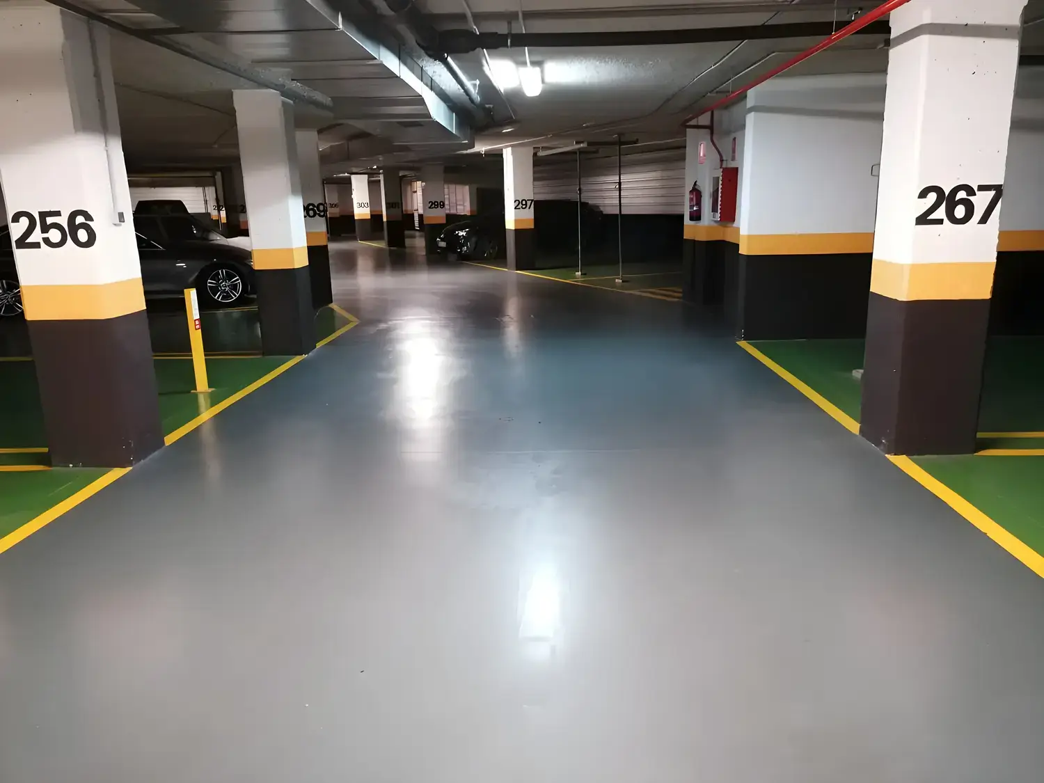 Garaje comunitario pintado y señalizado por Los Pintores Ávila