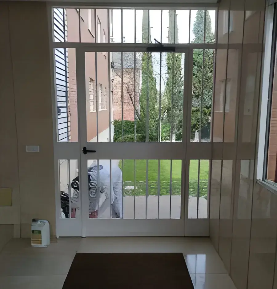Portal de comunidad pintado por Los Pintores Ávila con acabado luminoso