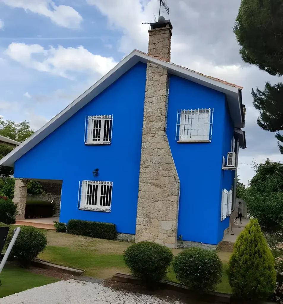Los Pintores Avila pintando fachada de casa unifamiliar en color azul intenso