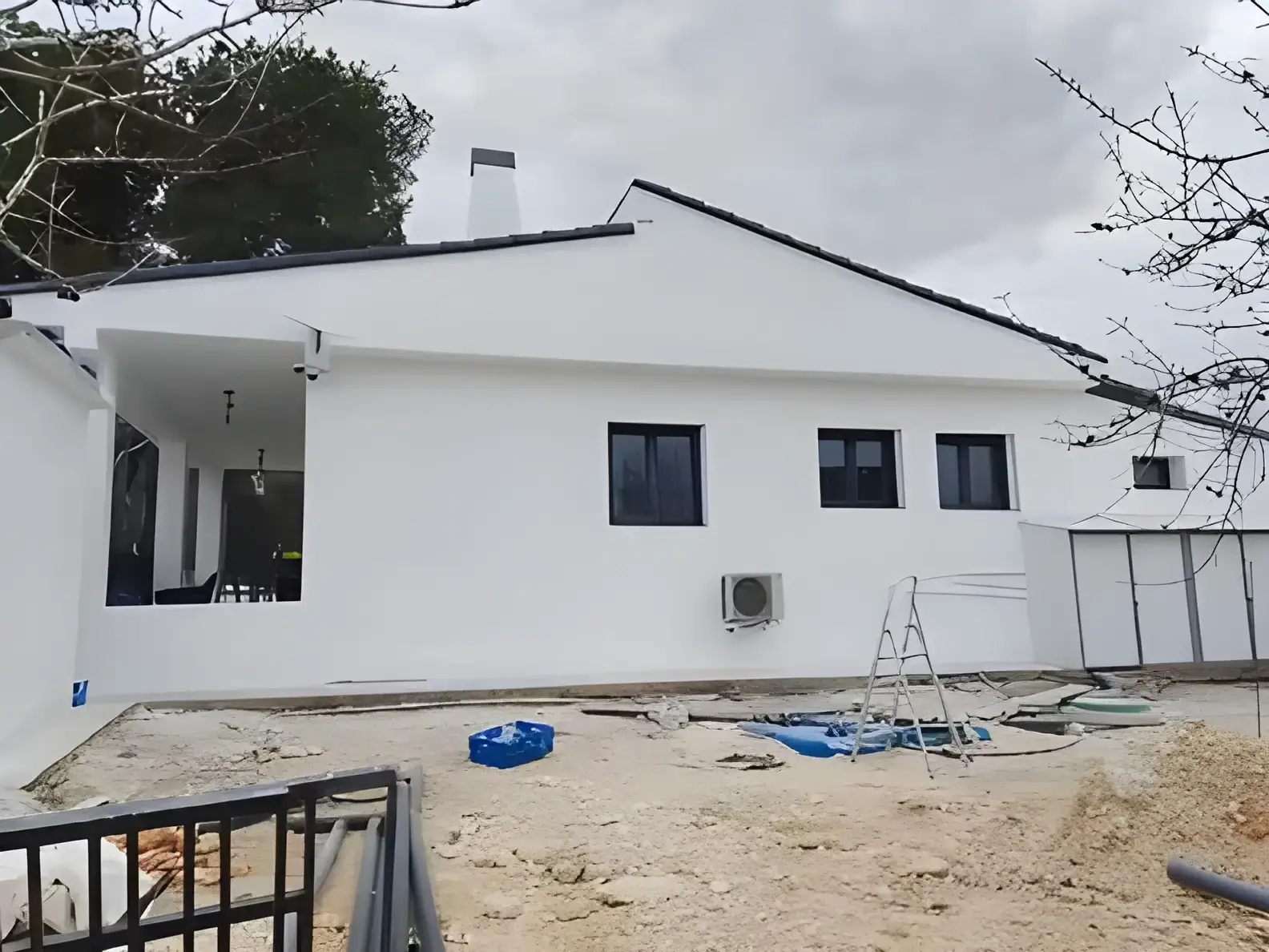 Los Pintores Ávila Fachada de chalet blanco recién pintada con acabado profesional