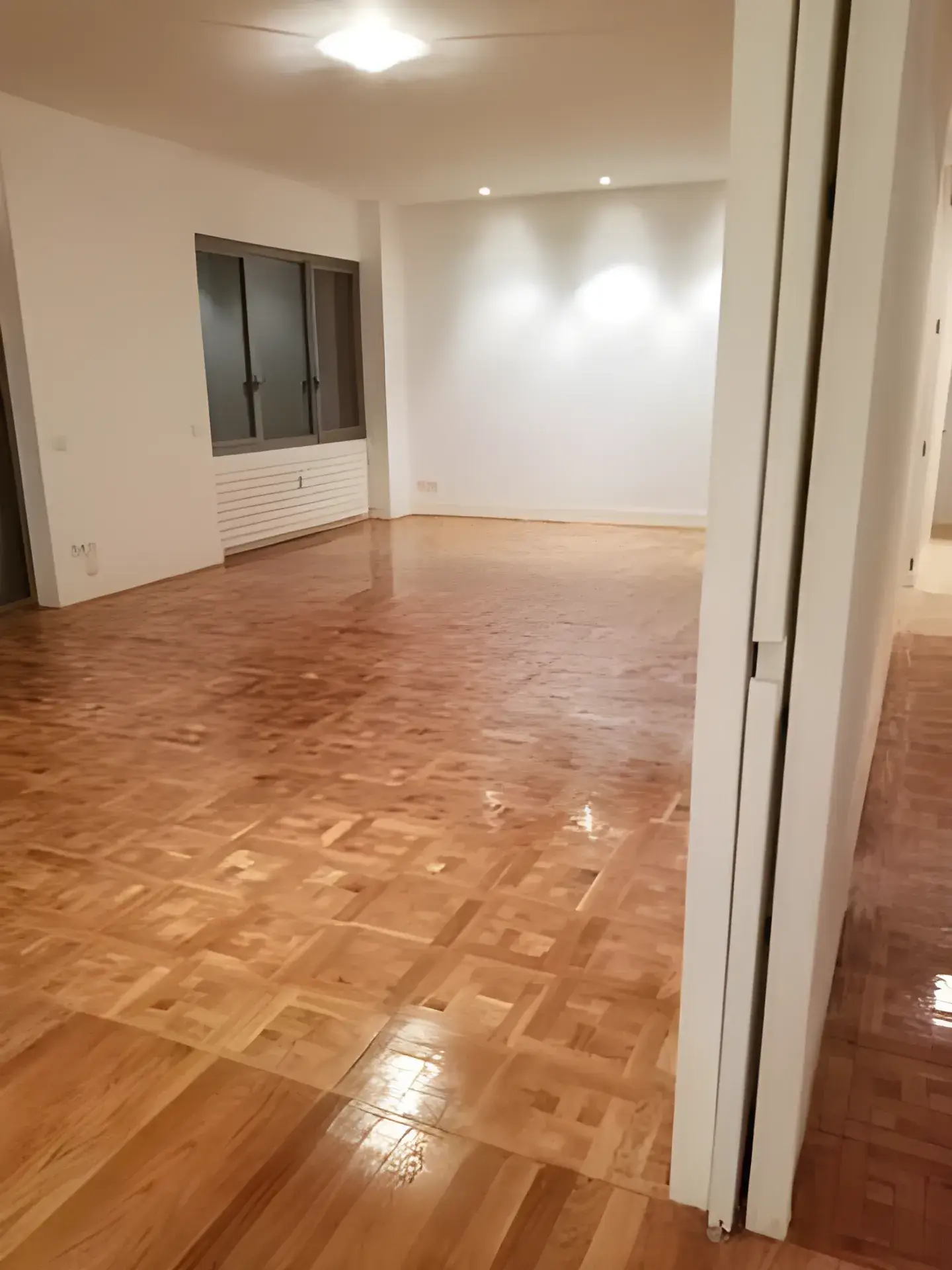 Salón amplio pintado en blanco por Los Pintores Ávila, acabado limpio y luminoso