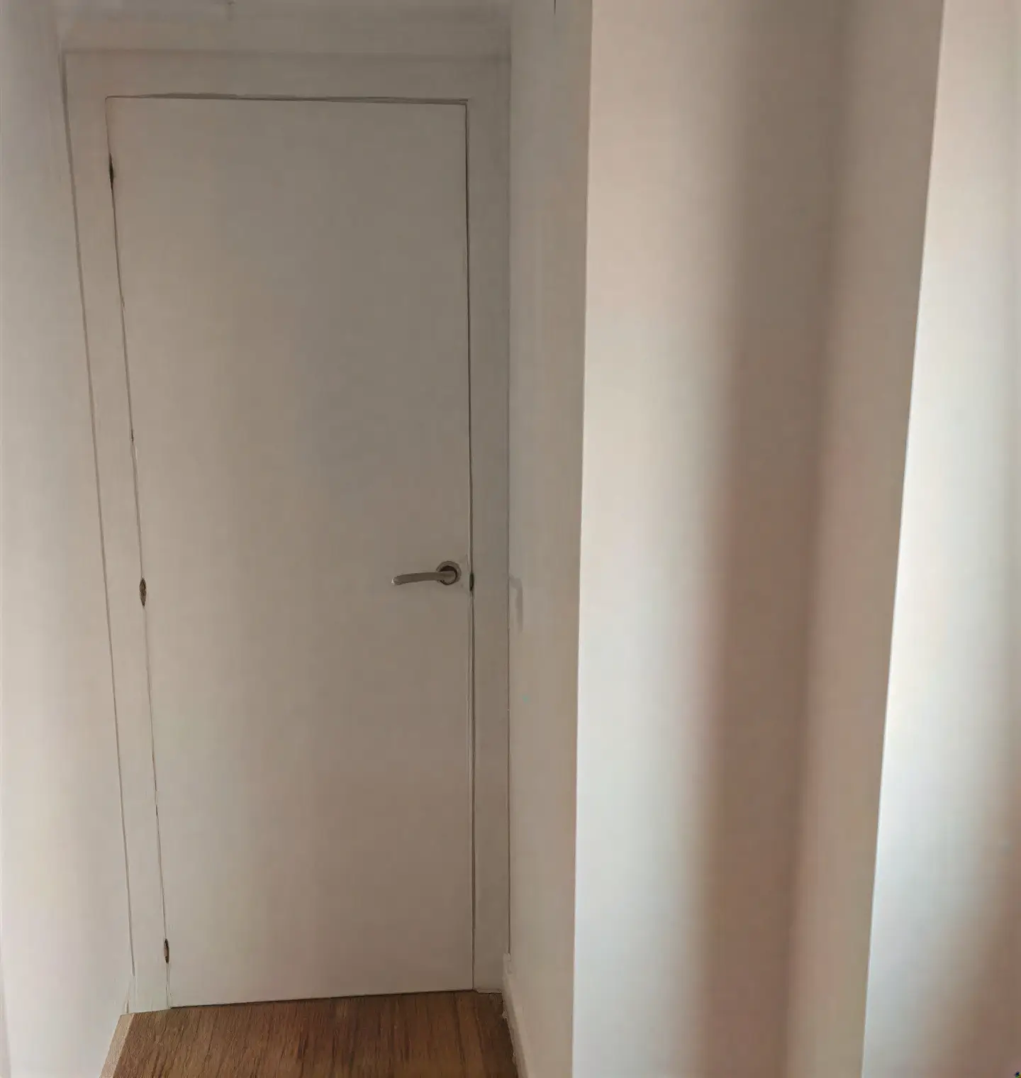 Puerta interior lacada en blanco en pasillo realizada por Los Pintores Ávila