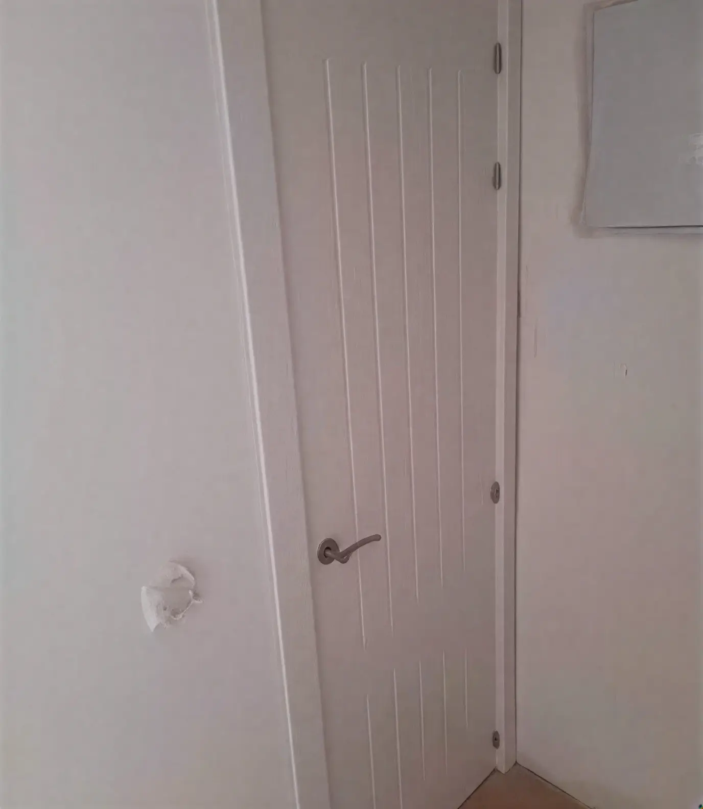Puerta moderna con ranuras lacada en blanco por pintores profesionales en Ávila