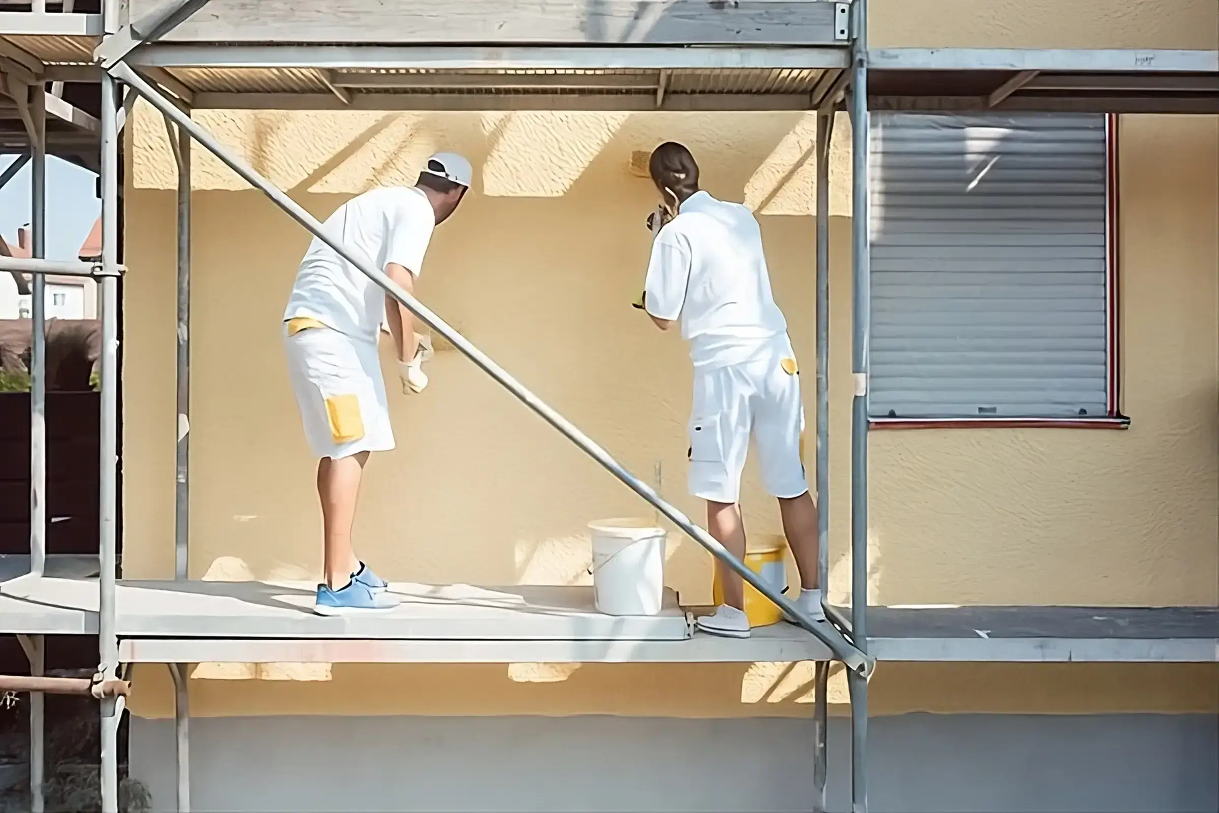 Los Pintores Avila aplicando pintura exterior de alta calidad en fachada de vivienda